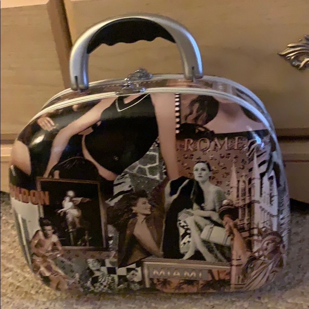 Retro style travel caboose make up clam shell case